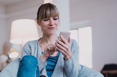 SWICA Kundin am Smartphone